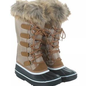 Camel and black duck boots with fur